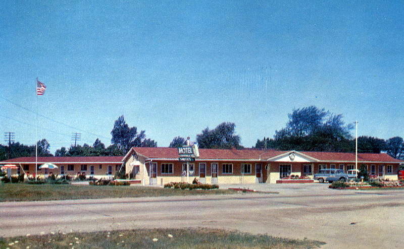 Smiths Motel (Northway Inn, Gaslite Motor Lodge, Shulz Bavarian Inn & Motel) - Vintage Postcard (newer photo)